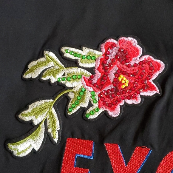 Exotic embroidered sign black t shirt - Picture 5 of 8